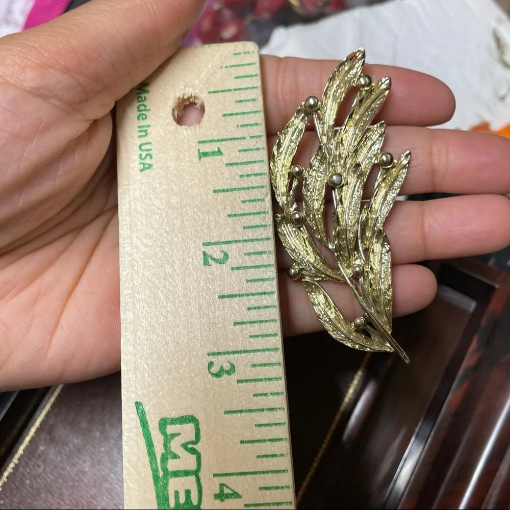 Vintage Broaches set of four pieces